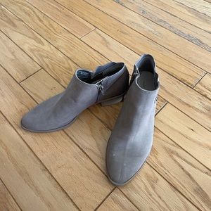 Simply Vera Vera Wang booties “Danna”